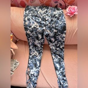 Gaiam yoga pants, tights, like new. Leggings colorful